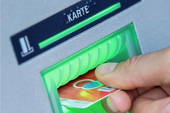 Ab Juli keine Maestro-Karten mehr: Sechs Fakten, die Kunden wissen sollten - Haben ausgedient: Girocards mit dem Maestro-Logo. 