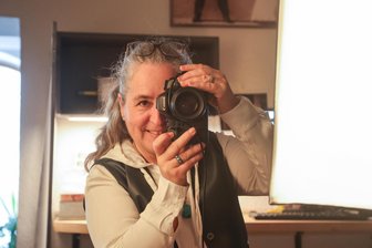Ab Mai gibt es beim Fotografen QR-Codes statt Passbilder - Bitte recht freundlich! Fotografen wie Ines Escherich aus Chemnitz werden auch weiterhin Porträts für Pass und Ausweis erstellen. Allerdings drucken sie diese ab dem ersten Mai nicht mehr aus.