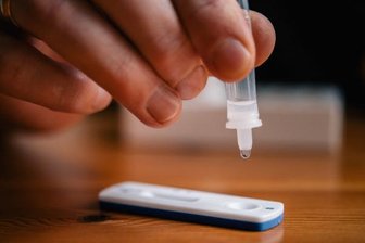 Ab Mittwoch Corona-Testpflicht an Oberschulen und Gymnasien in Sachsen - In Sachsen werden wöchentliche Corona-Selbsttests für Schüler ab der fünften Klasse ab Mittwoch verpflichtend.