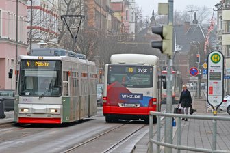 Ab Montag gilt SVZ-Ferienfahrplan: Straßenbahnen und Busse fahren seltener, Schulfahrten entfallen - Fahrgäste der SVZ sollten beachten, dass während der Ferien ein veränderter Fahrplan gilt.