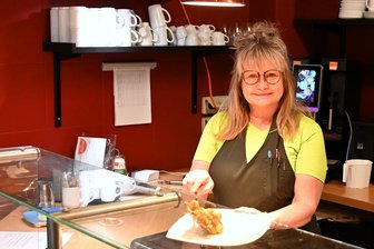 Ab Montag kein Mittagessen in der Bauernstube in Rochlitz: Was heißt „vorübergehende Schließung“? - Immer ein Lächeln zum Mittagessen: Katrin Kleindienst im Imbiss Bauernstube in Rochlitz.