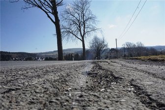 Ab Montag: Kreisstraße zwischen Tirpersdorf und Lottengrün vier Monate dicht - Die Kreisstraße von Tirpersdorf nach Lottengrün wird ab kommenden Montag gebaut. Foto: Christian Schubert/Archiv