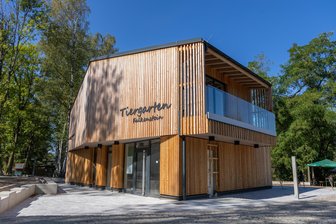 Ab Montag nur noch bargeldlose Bezahlung im Tiergarten Falkenstein - doch daran gibt es Kritik - Der Tiergarten Falkenstein hat ein modernes Empfangsgebäude erhalten - mit einem digitalen Kassensystem.