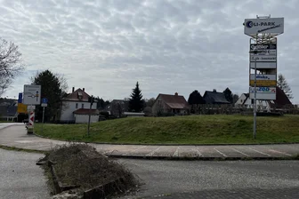 Ab Montag Ortsdurchfahrt in Lichtenau gesperrt: Bushaltestellen entfallen, Umleitung weiträumig - Die Schilder stehen schon am Olipark: Ab Montag wird die Ortsdurchfahrt in Niederlichtenau gesperrt.