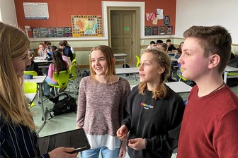 Ab Montag: Reichenbacher Schüler geben Nachhilfe – gegen Bezahlung - Kurze Absprache mit den Firmenchefs am Reichenbacher Goethe-Gymnasium: Lehrerin Annemarie Hascher mit den Neuntklässlern Carolin Singer, Emily Beger und Florian Wunderlich (von links).