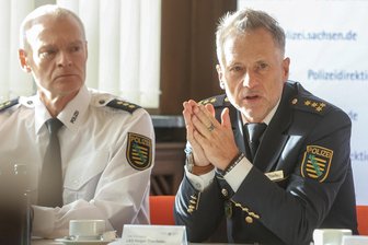 Ab Montag wird‘s ernst: Polizei rüstet in der Chemnitzer Innenstadt auf - Ab sofort einsatzfähig: Frank Rammelt, Leiter der Inspektion Zentrale Dienste der Polizeidirektion Chemnitz (links), und Holger Thierfelder, der Leiter des Führungsstabes, geben den Startschuss für die neue Operative Einsatzgruppe in der Chemnitzer Innenstadt.