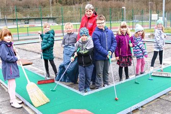 Ab Ostern geht’s zum Minigolf in Flöha - Die Hort-Kinder des Nachwuchsfördervereins haben beim Frühjahrsputz an der Minigolfanlage an der Turnerstraße in Flöha geholfen.