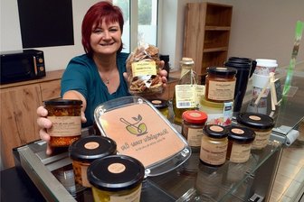 Ab sofort: Handgemachte Spezialitäten in Ellefeld - "Süß-sauer-selbstgemacht" heißt der Laden von Heike Friedrich - im Bild mit einigen ihrer Kreationen. Geöffnet ist mittwochs 8 bis 13 Uhr, donnerstags und freitags 8 bis 16 Uhr sowie am Samstag, 8 bis 11 Uhr. 