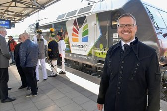 Ab sofort: Welterbe-Botschaft unterwegs auf Deutschlands Schienen - Stolz zeigt Welterbe-Manager Steve Ittershagen seinen 5700 PS starken Werbeträger der Montanregion. Die E-Lok ist für die Preßnitztalbahn deutschlandweit unterwegs. Das Bahnunternehmen aus Jöhstadt hat 230 Mitarbeiter. Ittershagen war einer von ihnen. 