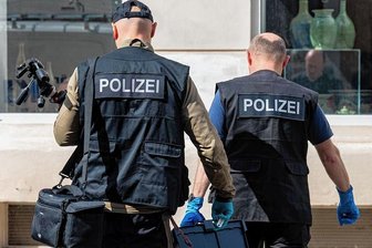 Ab wann Beamte in Sachsen ohne Nachteile in die gesetzliche Krankenversicherung dürfen - Auch Beamten der Kriminalpolizei - hier bei einem Einsatz in Chemnitz - winken in Kürze finanzielle Nachzahlungen.