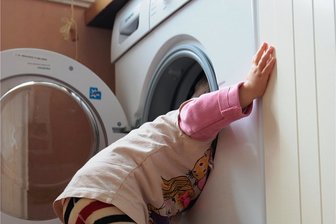 Ab welchem Alter können Eltern ihr Kind auch mal alleine lassen? - Jemand zu Hause? Bis zum dritten Lebensjahr sollten Kinder zu keiner Zeit ohne Aufsicht sein.