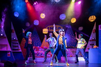 „ABBA – Waterloo im Bällebad“: So startet das neue Kammertheater Leipzig - Szene aus dem Stück „ABBA - Waterloo im Bällebad“. Das Stück feierte am Wochenende im neuen Kammertheater Leipzig Premiere.