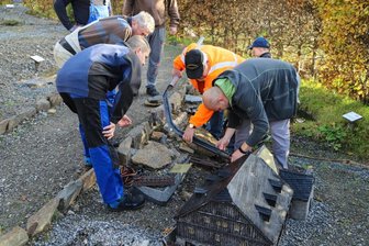 Abbau der Bergbauminiaturlandschaft in Schneeberg -