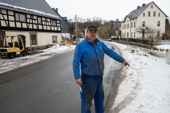 „Abbau geht zulasten der Verkehrssicherheit“: Landkreis Zwickau kündigt Leitpfosten-Abbau an Ortsdurchfahrten an - Falk Teicher zeigt, wo bis vor Kurzem ein Leitpfosten an der Wildenfelser Straße stand. So wie in Schönau sollen sie bald an vielen Ortsdurchfahrten im Landkreis abgebaut werden.