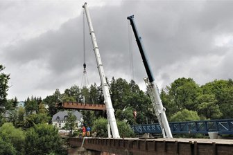 Abbau hat begonnen: Die hölzerne Stegbrücke über die Flöha ist bald Geschichte - An der Lessingstraße in Flöha hat die Demontage der alten Stegbrücke begonnen.