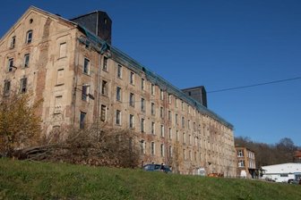 Abbruch als Startschuss für Textilprojekt - Eine prägende Industriebrache Plauens steht am Mühlgraben. Der Kreis plant den Abriss, um Platz fürs Textil-Technikum zu schaffen.