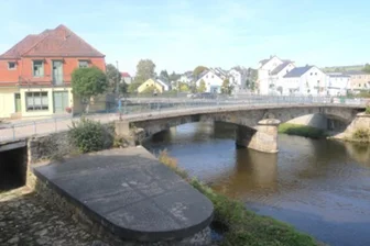 Abbruch oder Sanierung: So geht es mit der Seeberbrücke an der Alten Baumwolle in Flöha weiter - Die Seeberbrücke in Flöha ist kaputt und muss saniert oder abgerissen werden. Der Stadtrat hat eine erneute Entscheidung zur Zukunft der denkmalgeschützten Brücke getroffen.