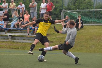 Abbruch wegen Gewitter: Sosaer und Oelsnitzer Kicker müssen nachsitzen - Als die Sonne noch schien, lieferten sich beide Teams einen intensiven Schlagabtausch. In dieser Szene kann Sosas Torwart Marco Vieweg die Chance von OFC-Stürmer Marcus Seim entschärfen.