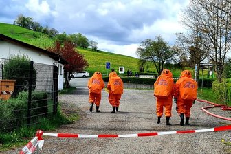 ABC-Alarm im Erzgebirge? Feuerwehr erlaubt sich einen Scherz zum Schulanfang - Gut inszeniert? Nein, erklärt Stadtwehrleiter Jörg Zimmermann. Der Einsatz auf dem Foto zur Nachricht sei echt.