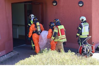 ABC-Alarm im Erzgebirge: Feuerwehr rückt mit Großaufgebot in Gewerbegebiet an - Einen ABC-Einsatz hat es am Montag in einer Wäscherei in Schneeberg gegeben.