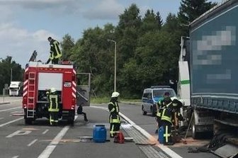 ABC-Einsatz am Grenzübergang - Die Feuerkameraden dichteten das Leck am Lkw-Tank ab und verhinderten das Ausbreiten des Dieseltreibstoffs.