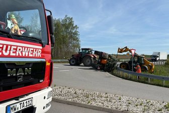 ABC-Einsatz für die Feuerwehr aus Tauscha bei Penig - Die umgekippte Anhängefeldspritze konnten Landwirte wieder aufrichten.
