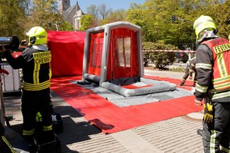 ABC-Einsatz in AOK-Geschäftsstelle in Chemnitz: Um was es sich bei dem Pulver handelte - Vor der AOK-Filiale hat die Feuerwehr ein Spezialzelt für ABC-Einsätze aufgebaut.