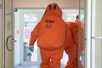 Mit ABC-Schutzausrüstung wurde das Pulver sichergestellt.
