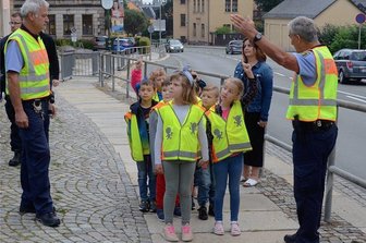 Abc-Schützen üben in Falkenstein den sicheren Schulweg - Die Polizisten Rüdiger Riedel (links) und Uwe Huster haben in Falkenstein erklärt, worauf Erstklässler beim Schulweg achten sollen.