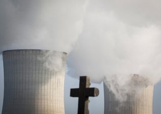 ABC-Waffen als Bedrohung? - Die Kühltürme des Atomkraftwerks im belgischen Tihange. Ein Ziel für Terroristen?