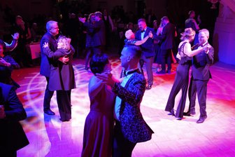 Abend voller Gefühle: Freiberger Bühnenball „Hollywood“ und Susanne Engelhardts Abschied – mit Video - Im Walzertakt: Zum Bühnenball des Mittelsächsischen Theaters in Freiberg Freiberg verwandelte sich die Nikolaikirche nach der Gala in einen Tanzsaal.