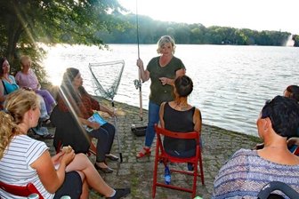 Abendbrot? Gern - aber mit Respekt - Ein aufmerksames und interessiertes Publikum hatte Angel-Fachfrau Heike Fiedler am Freitagabend am Zwickauer Schwanenteich. In ihren Augen ist Fischen ein Hobby für die gesamte Familie. 