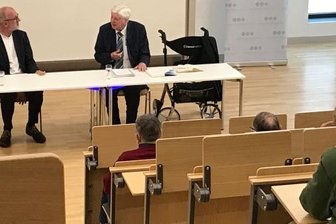 Abendland als Thema - nur wenige interessiert es - Joachim Klose, von 2000 bis 2007 Gründungsdirektor der Katholischen Akademie (li.), am Montag im Gespräch mit Hans Maier in einem Hörsaal des Schlossplatzquartiers.