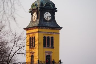 Abendlieder vom Kirchturm als Zeichen der Hoffnung - Vier Musiker spielen als Hoffnungszeichen "Weißt du, wie viel Sternlein stehen" und mehr vom Turm der Stadtkirche Augustusburg.