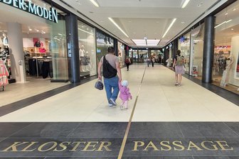 Abendshopping in der Chemnitzer Innenstadt: Nach 19 Uhr wird es schwierig - Seit der Corona-Zeit haben nicht mehr alle Geschäfte in der Galeria Roter Turm abends bis 20 Uhr geöffnet.