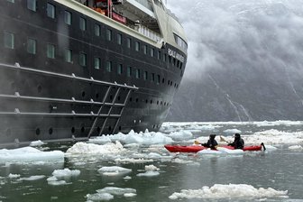 Abenteuer Alaska: Mit der MS Roald Amundsen entlang der fjordartigen Küste - Die MS Roald Amundsen vor der fjordartigen Küste in Alaska.