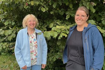 Abenteuer für Naturliebhaber: Neuer Entdecker-Weg im Vogtland - Kräuterpädagogin Marina Gerstner (links) hat den Wildfrüchte-Pfad auf die Beine gestellt. Katrin Hoyer von der Tourist-Information hilft, die Entdecker-Tour bekannt zu machen.