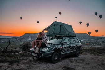 Abenteuer Reisen: Was zwei Chemnitzer auf Tour durch ganz Europa erleben - Alida Kreißig und Jason Heibel in Kappadokien, einem ihrer Lieblingsorte der bisherigen Reise.
