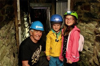 Abenteuer unter Tage: Kinder begeben sich im Erzgebirge auf Spuren der Bergmänner - Charlie und Ella freuen sich, dass Siegbert Schwind (l.) sie mit in die dunkle Gänge nimmt.