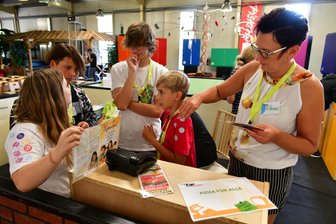 Abenteuer Zukunft: Jugendliche entdecken ihre Stärken - Anja Seidel (r.) Praxisberaterin der Oberschule Rechenberg/ Bienenmühle mit Emily, Cendric, Antonin und Vincent (v.l.) mit der Aufgabe Pizza zu bestellen und zu bezahlen.