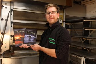 Abenteuerliche Kost: Warum ein Werdauer Bäcker Fantasy-Romane schreibt - Sascha Weißgerber mit seinen beiden Fantasy-Romanen, die auch in der Bäckerei Jubelt in Steinpleis verkauft werden. Der Bäcker steht ab 2.30 Uhr in der Backstube, damit im Laden täglich bis zu 1000 Brötchen verkauft werden können.