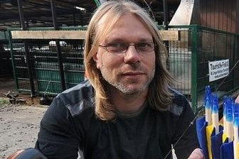Abenteurer gehen auf Schatzsuche - Das Unger-Outdoor-Team in Lauenhain bietet GPS-Schatzsuche, Bogenschießen und Floß-Fahrten an.