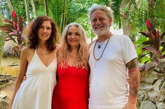 Abenteurer Mario Goldstein gründet Kommune in Mexiko - Mario Goldstein hat für sich das Palmenparadies entdeckt. In Mexiko baut er ein spirituelles Hotelprojekt auf - an seiner Seite Maria Blumencron (links) und Malou Schaller, die derzeit vor Ort mit dem Aufbau begonnen haben. 
