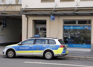 Abermals Anschlag auf AfD-Büro - Das Parteibüro der Chemnitzer AfD an der Theaterstraße. Das Glas von Schaufenster und Tür weist zahlreiche Einschläge auf.