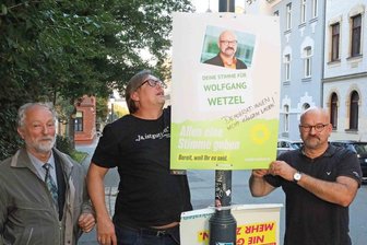 Aberwitzige Konstruktion: Kommentar zum Gerichtsbeschluss im "Hängt die Grünen"-Plakatstreit - Um es dem "Dritten Weg" mit ihren "Hängt die Grünen"-Plakaten so schwer wie möglich zu machen, wollen die Bündnisgrünen in Zwickau weitere eigene Plakate anbringen. Martin Böttger, Jörg Banitz und Wolfgang Wetzel (von links) fingen am Dienstagabend in der Spiegelstraße damit an.
