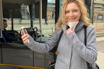 Abfahrtszeiten im Handy, aber noch nicht im Druck - Teamleiterin Rebecca Schürer ist beim VMS für das Google-Projekt verantwortlich - die Bereitstellung der regionalen Fahrplandaten. 