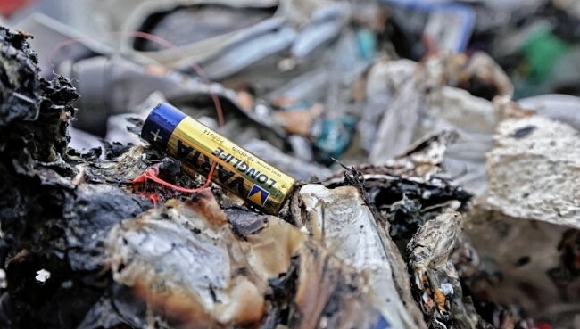 Abfallamt veröffentlicht einen Appell - Die Batterie lag zwischen dem Plastikmüll, der in einem Sammelfahrzeug in Meerane in Brand geraten ist. 