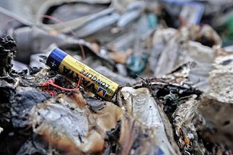 Abfallamt veröffentlicht einen Appell - Die Batterie lag zwischen dem Plastikmüll, der in einem Sammelfahrzeug in Meerane in Brand geraten ist.