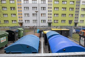 Abfallentsorger droht vogtländischen Großvermietern und rudert nach Protesten zurück - Containerstellplatz Dörffelstraße in Plauen: Bislang holen die Mitarbeiter der KEV die Behälter aus den Umhausungen und stellen sie nach Entleerung zurück. Die KEV-Verantwortlichen wollen dafür extra kassieren.