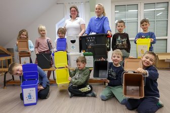 Abfallkunde für Vorschüler in Westsachsen: In welche Tonne gehört der Kassenbon? - Welcher Abfall kommt in welche Tonne? In der Kita „Kinderparadies“ wurde das von den Abfallberaterinnen des Landkreises kindgerecht erklärt.